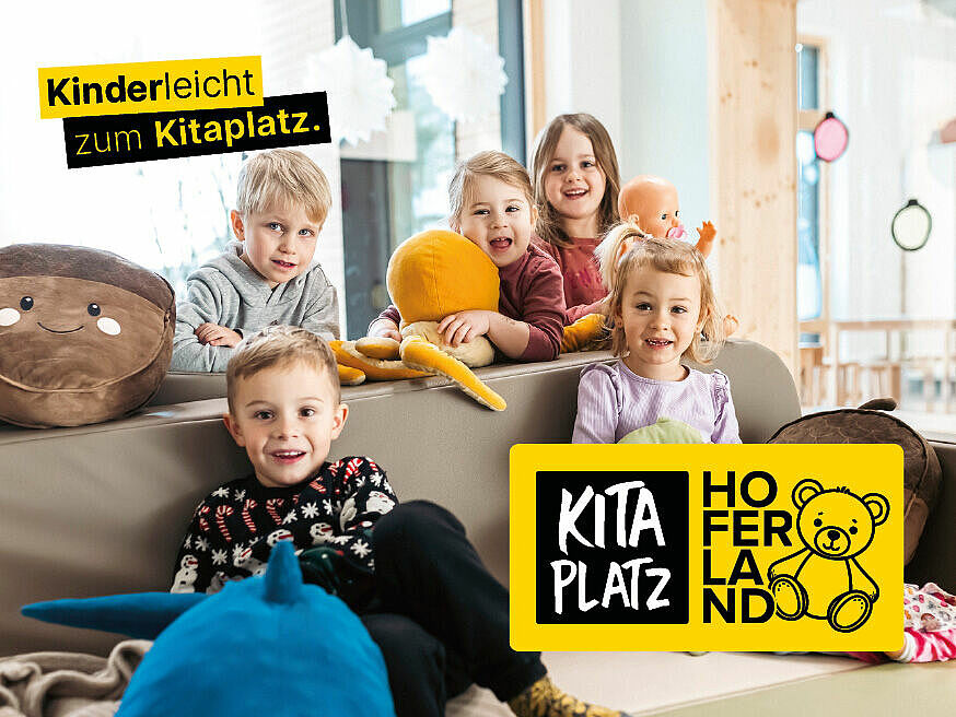 Kinder sitzen in der Kita