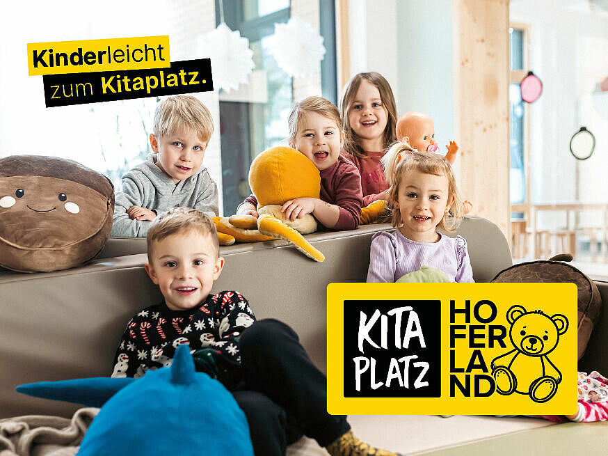 Kinder sitzen in der Kita